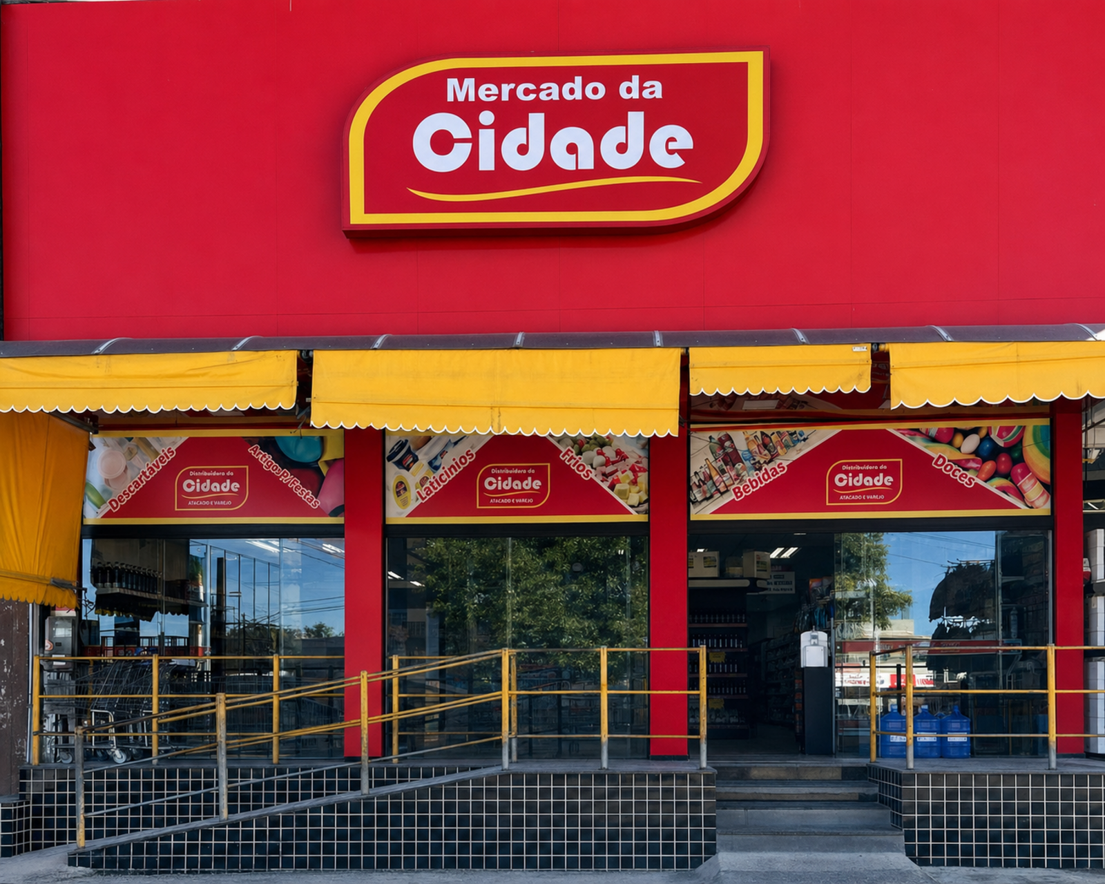 Fachada completa do Mercado da Cidade, com rampa de acesso à esquerda e escada central preservadas